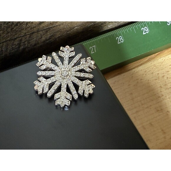 Vintage Christmas Brooch SNOWFLAKE Pin Crystal Silver Tone Signed Monet 1.5 in - Picture 3 of 8